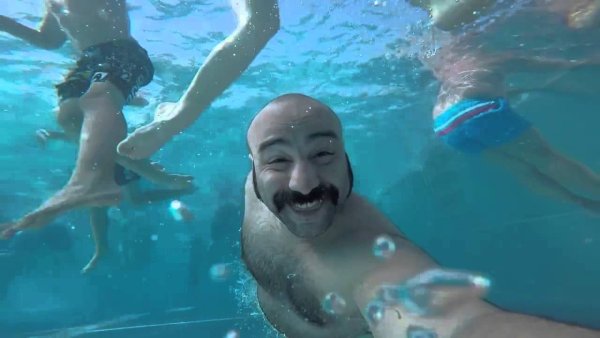 Мужики в бассейне прикол