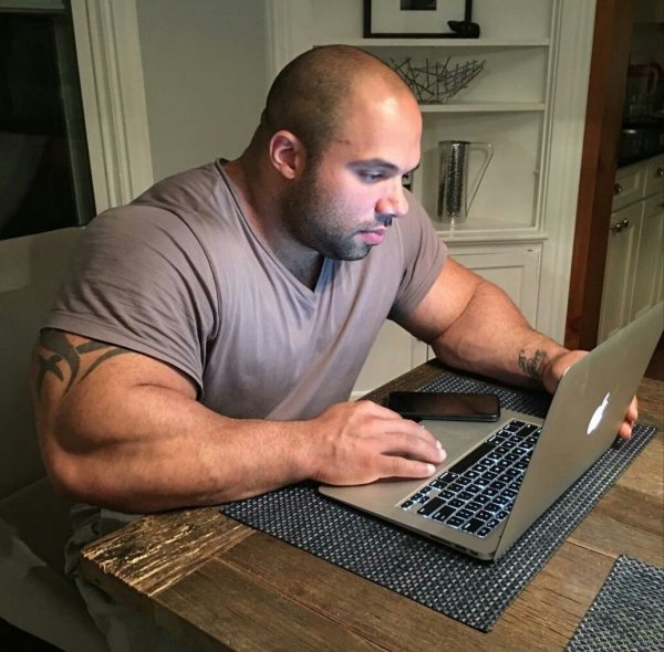 Качок с компьютером