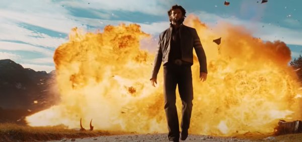 Человек идет на фоне взрыва
