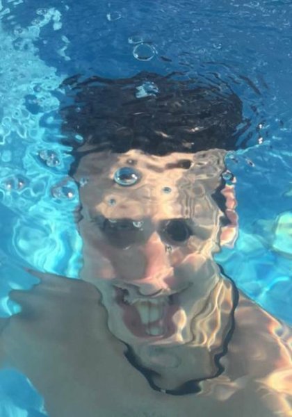 Мужчина под водой