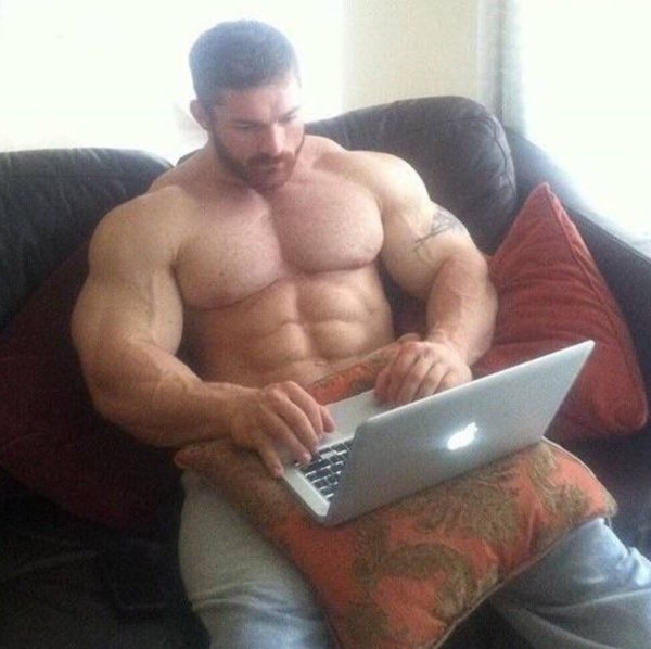 Накачанный мужик из мемов