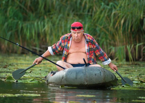 Мужик на рыбалке с рыбой