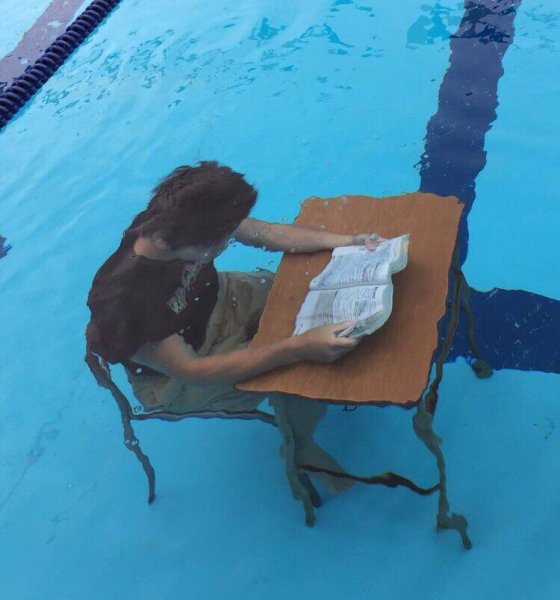 Чел тонет в бассейне Мем