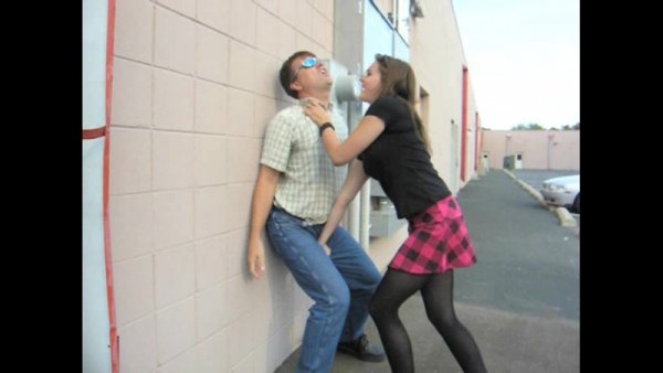 Девочка бьет по яичкам