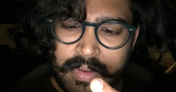 Мужчина загибает пальцы Мем