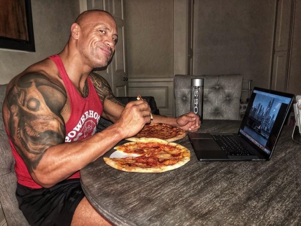 Дуэйн скала Джонсон с едой