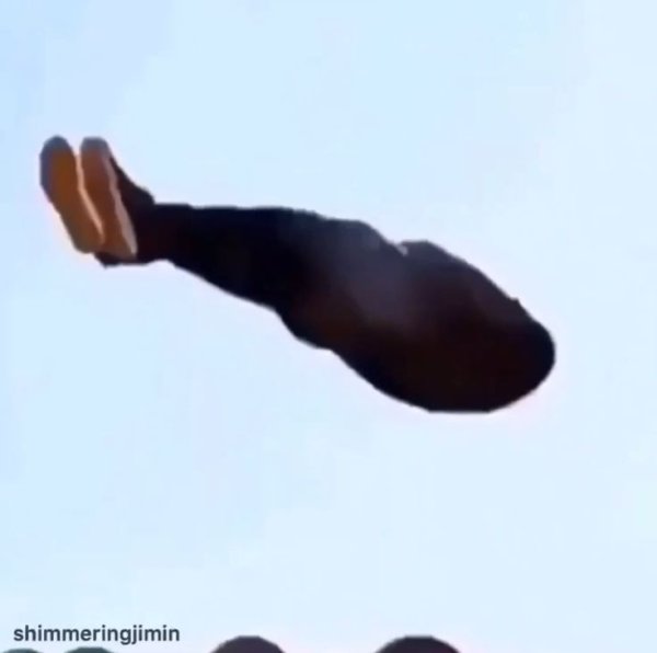 Чел бежит от летающего негра