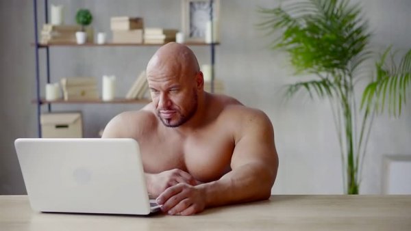 Мускулистый парень за компом