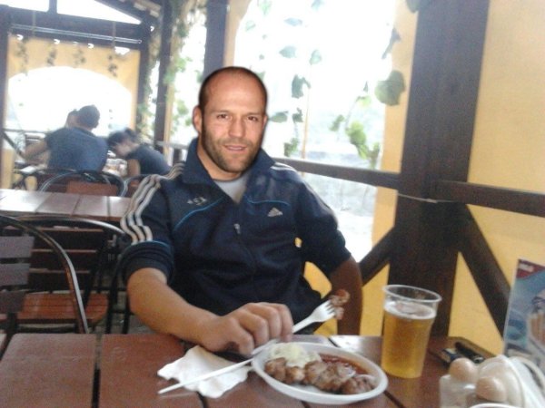 Сидим с другом в летней кафешке