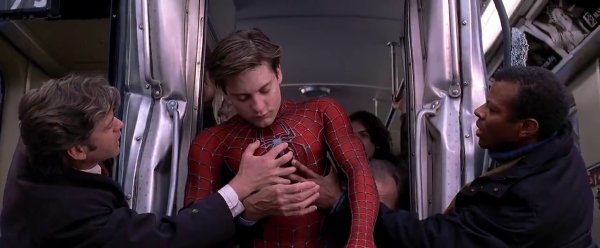 Человек-паук Тоби Магуайр останавливает поезд