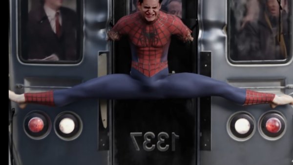 Тоби Магуайр останавливает поезд