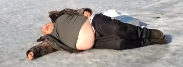 Толстый мужик лежит на льду