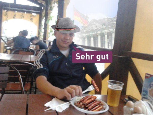 Мужик сидит с пивом и шашлыком