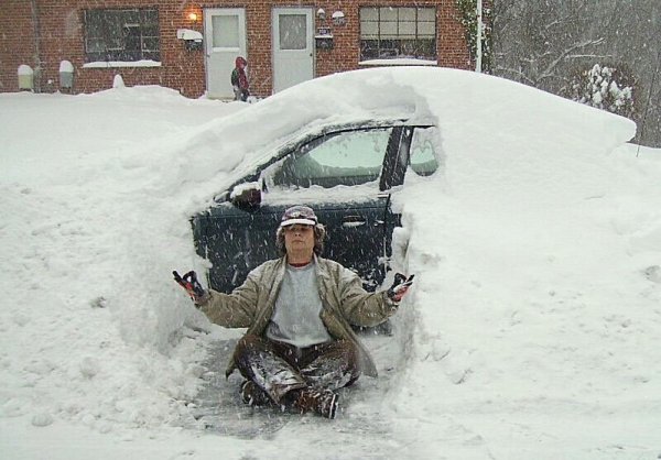 Машина в сугробе