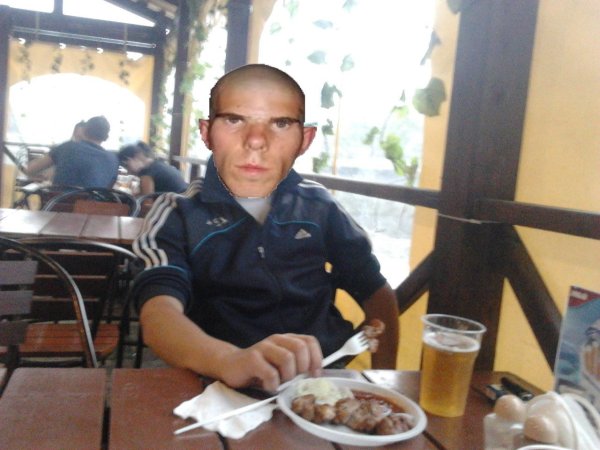 Мужик в кафе с шашлыком