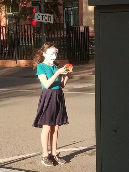 Девочка анонимус с поп итом