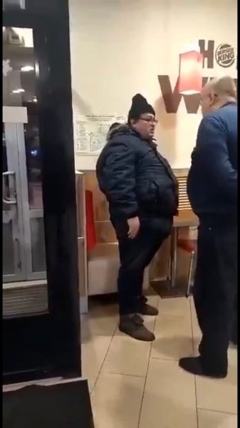 Мужик из мема бургер Кинг говно