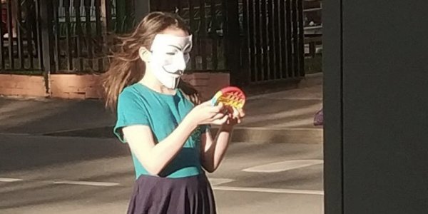 Девочка в маске Гая Фокса