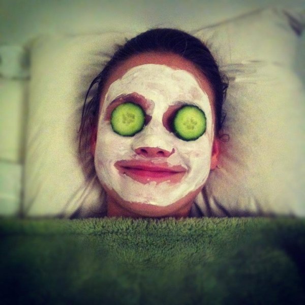 Маска на лице с огурцами на глазах