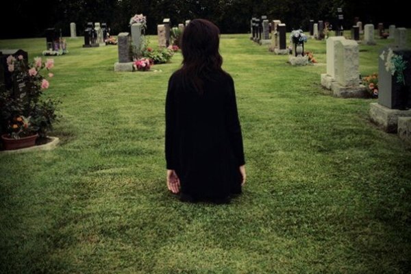 Девушка на кладбище