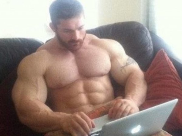 Качок с ноутбуком