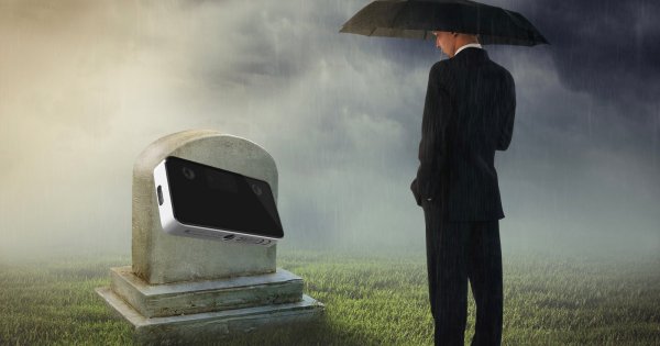 Мем человек с зонтом на кладбище