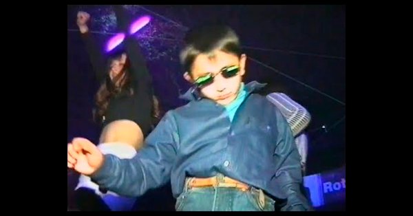 С танцующим парнем в клубе