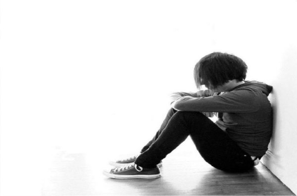 Грустный эмо сидит