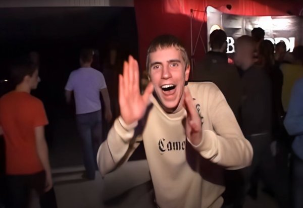 Чувак танцует