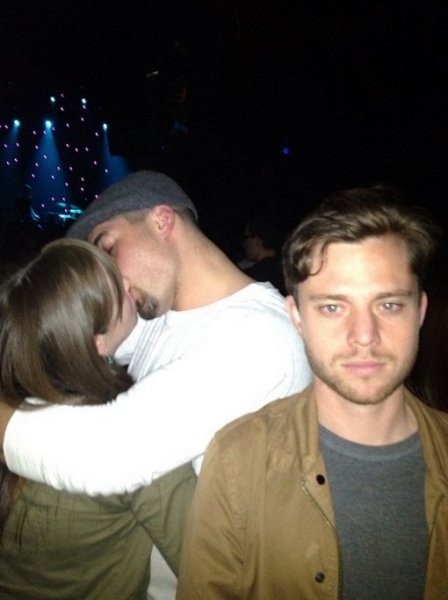 Пара на заднем фоне люди