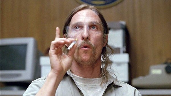 Метью Макконахи курит