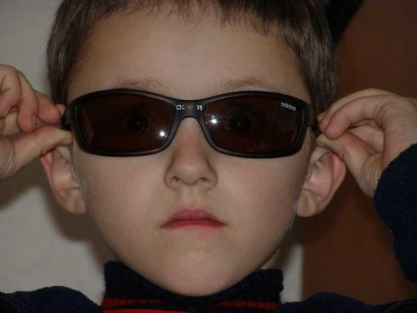 Школьники в темных очках