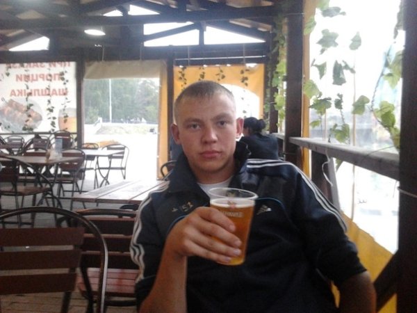 Гопник в летней кафешке