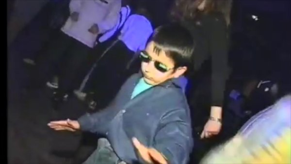 Мальчик на дискотеке в очках