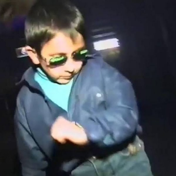 Мальчик в очках танцует