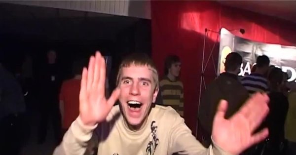 Танцует в клубе Мем