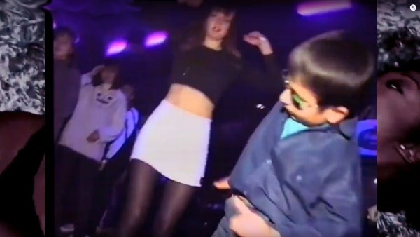 Мальчик танцует в клубе в очках