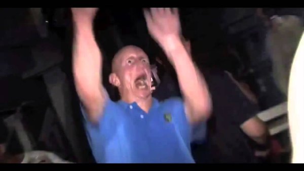 Парень танцует в клубе Мем