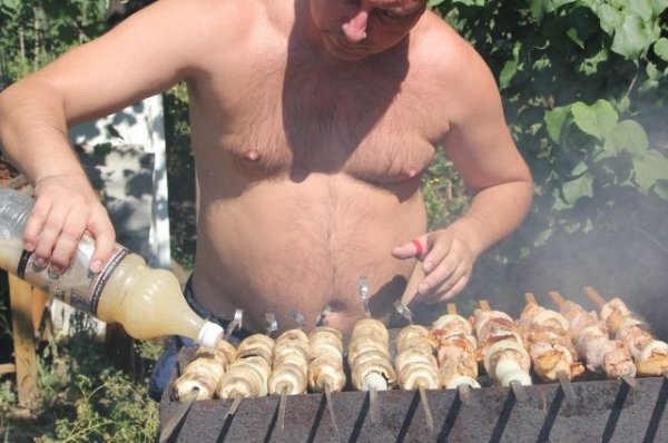 Мужики на шашлыках