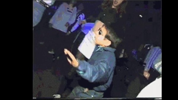 Пацан танцует в клубе