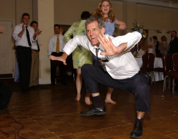 Пьяный мужик танцует