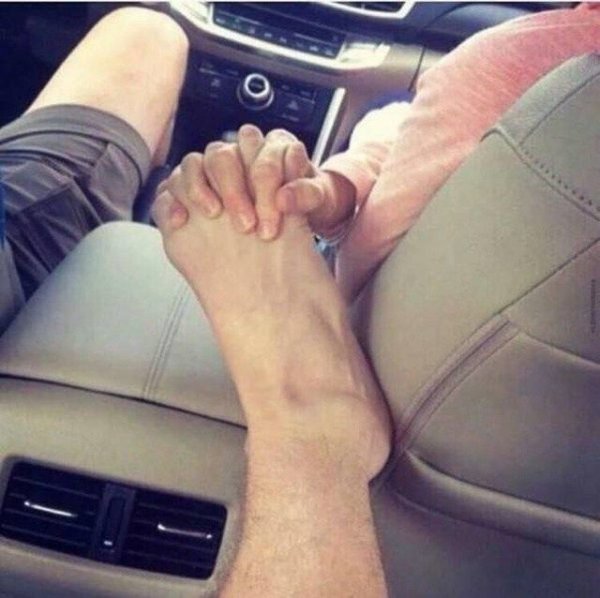 Руки парня и девушки в машине