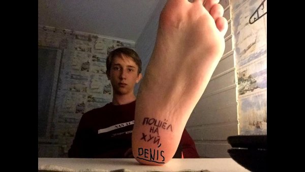 Тату на пятке надпись