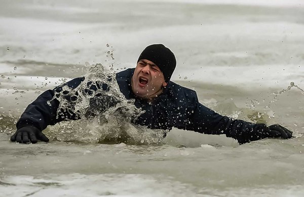 Человек провалился под лед