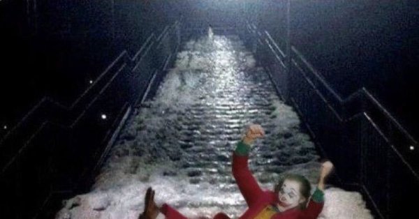 Поскользнулся на ступеньках