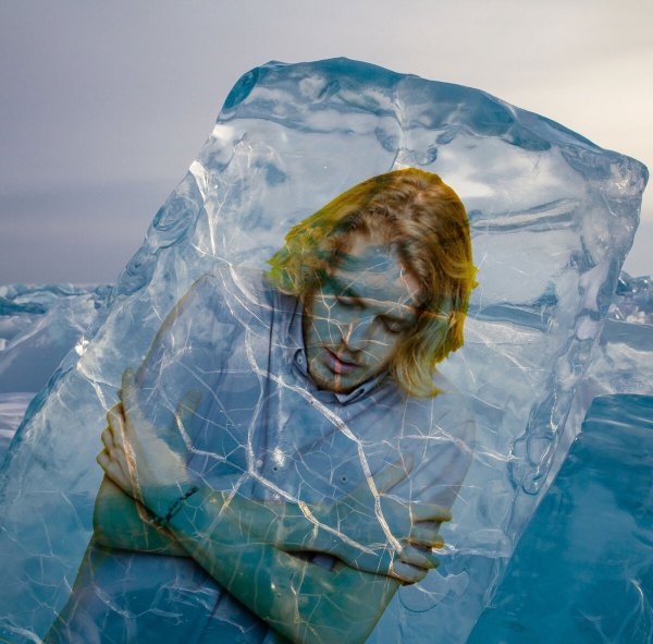 Девушка во льду