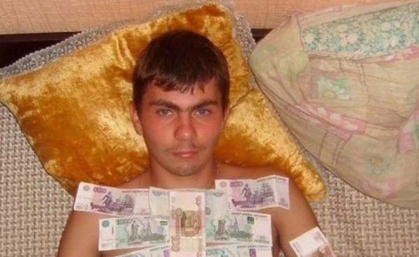 Мужчина с пачкой денег