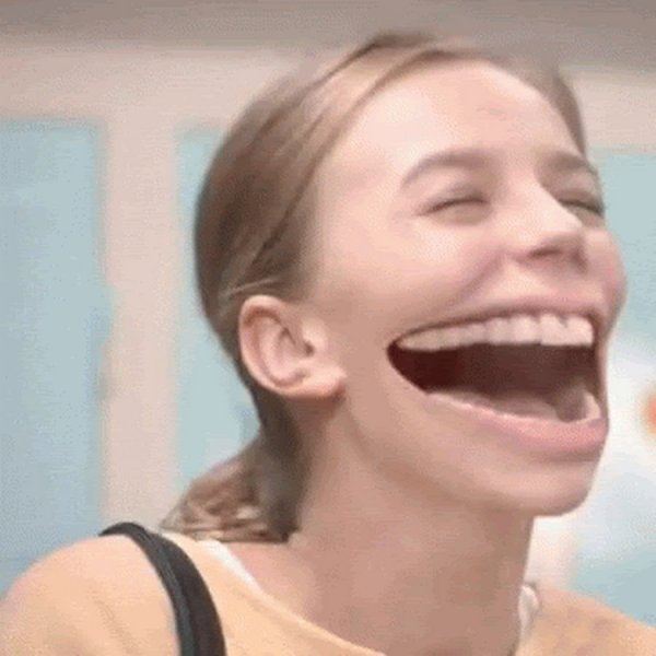 Девушка с большим ртом смеется