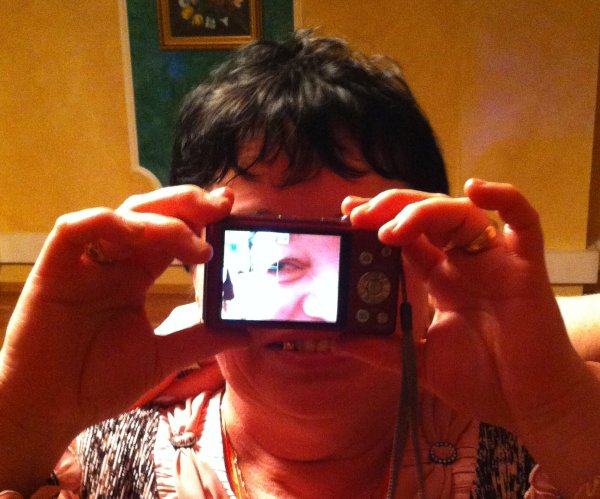 Чел фоткает