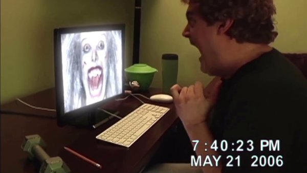 Мужик разбивает монитор